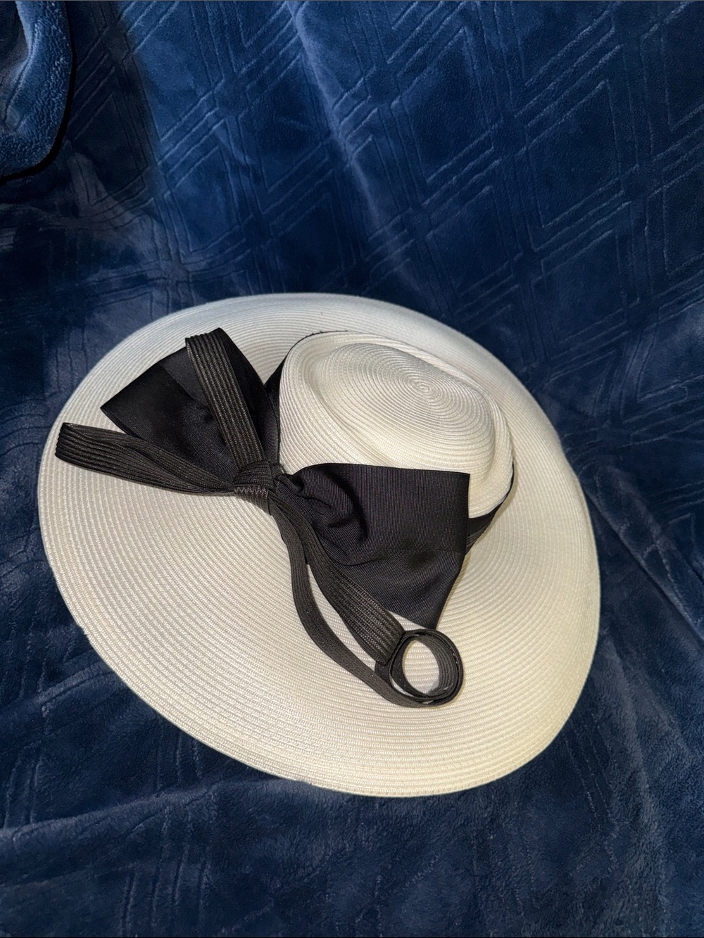 Chic Cream Wide-Brim Sun Hat with Black Bow Accent